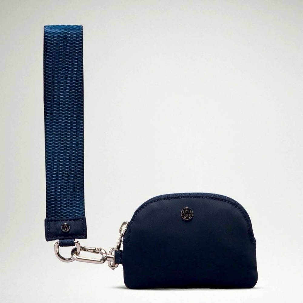LULULEMON DUALPOUCH WRISTLET IN BLUE LINEN/TRUE NAVY COMBO - Picture 3 of 7